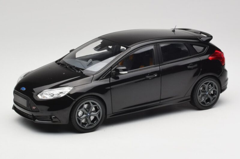 Ford Focus ST Mk2 Panther Black Metallic Minichamps 1:18 110082000 Druckguss