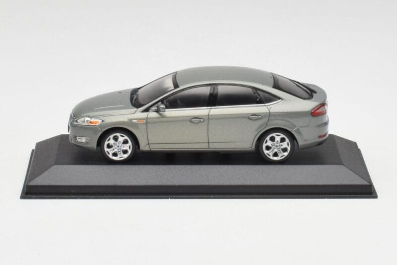Ford Mondeo Mk3 Sedan Grau Metallic Minichamps 1:43 IND403086003 Druckguss