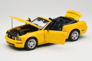 Ford Mustang GT S197 Cabriolet Screaming Yellow AUTOart 1:18 73062 Druckguss — Bild 2 von 8