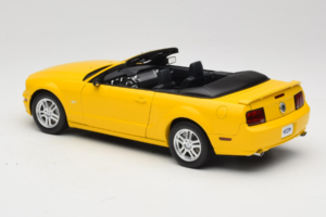 Ford Mustang GT S197 Cabriolet Screaming Yellow AUTOart 1:18 73062 Druckguss — Bild 7 von 8