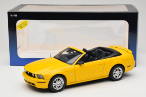Ford Mustang GT S197 Cabriolet Screaming Yellow AUTOart 1:18 73062 Druckguss — Bild 8 von 8