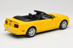 Ford Mustang GT S197 Cabriolet Screaming Yellow AUTOart 1:18 73062 Druckguss — Bild 3 von 8