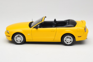 Ford Mustang GT S197 Cabriolet Screaming Yellow AUTOart 1:18 73062 Druckguss — Bild 4 von 8