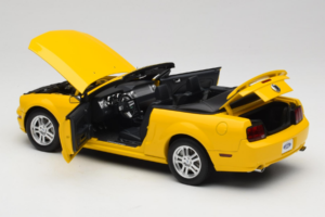 Ford Mustang GT S197 Cabriolet Screaming Yellow AUTOart 1:18 73062 Druckguss — Bild 5 von 8