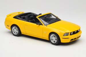 Ford Mustang GT S197 Cabriolet Screaming Yellow AUTOart 1:18 73062 Druckguss — Bild 6 von 8
