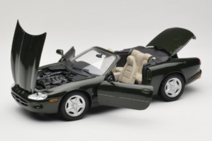 Jaguar XK8 Green Metallic Hellgrau Interieur Maisto 1:18 31836 Druckguss — Bild 2 von 8