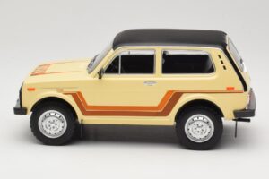 Lada Niva 2121 California Beige MCG 1:18 MCG18004 Druckguss — Bild 3 von 6
