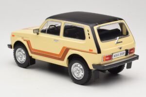 Lada Niva 2121 California Beige MCG 1:18 MCG18004 Druckguss — Bild 5 von 6
