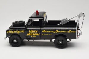 Land Rover Series III Bergungsfahrzeug Schwarz Universal Hobbies 1:18 4411 Druckguss — Bild 4 von 8