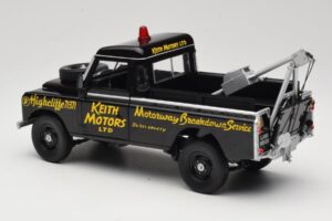 Land Rover Series III Bergungsfahrzeug Schwarz Universal Hobbies 1:18 4411 Druckguss — Bild 7 von 8
