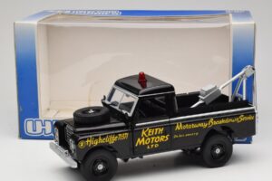 Land Rover Series III Bergungsfahrzeug Schwarz Universal Hobbies 1:18 4411 Druckguss — Bild 8 von 8