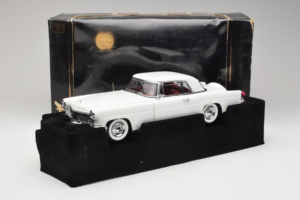 Lincoln Continental Mark II Weiß Road Signature 1:18 20078-P1 Druckguss — Bild 6 von 6
