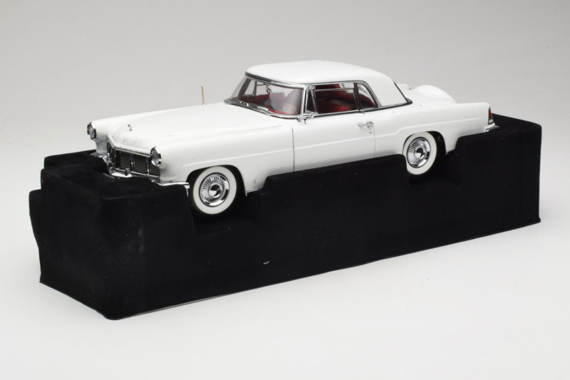 Lincoln Continental Mark II Weiß Road Signature 1:18 20078-P1 Druckguss
