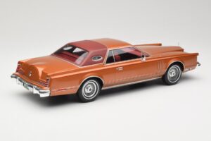 Lincoln Continental Mark V Crystal Apricot Metallic MCG 1:18 MCG18370 Druckguss — Bild 2 von 6