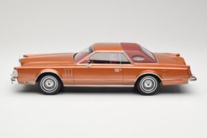 Lincoln Continental Mark V Crystal Apricot Metallic MCG 1:18 MCG18370 Druckguss — Bild 3 von 6
