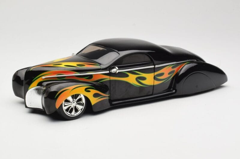 Lincoln Zephyr Scrape Custom Schwarz mit Flammen Hot Wheels 1:18 57319 Druckguss