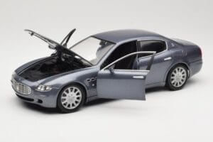 Maserati Quattroporte Blue Metallic Hot Wheels 1:18 B7003 Druckguss — Bild 2 von 8