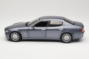 Maserati Quattroporte Blue Metallic Hot Wheels 1:18 B7003 Druckguss — Bild 4 von 8