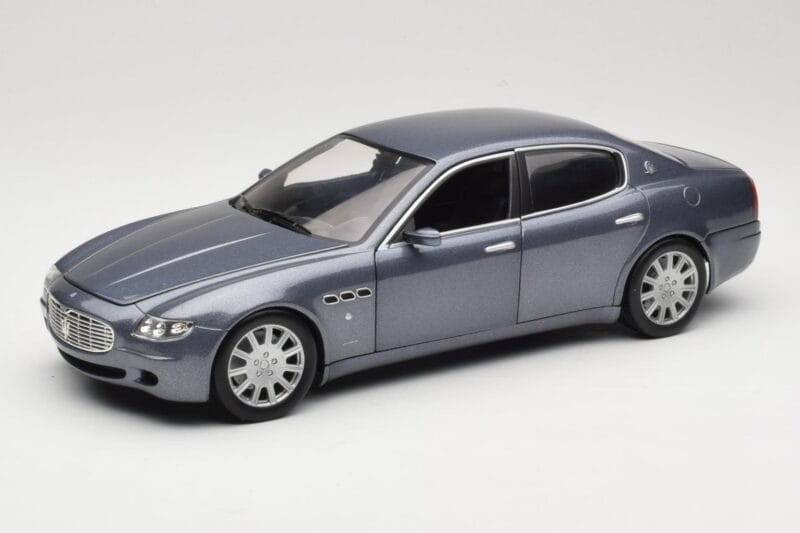 Maserati Quattroporte Blue Metallic Hot Wheels 1:18 B7003 Druckguss