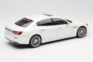 Maserati Quattroporte VI GTS Alpine Weiß AUTOart 1:18 75808 Druckguss — Bild 3 von 8