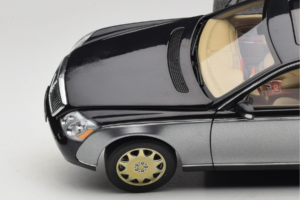 Maybach 57 SWB Caspian Black Himalayas Grey AUTOart 1:18 76151 Druckguss — Bild 8 von 9