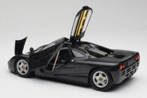 McLaren F1 Carbon Schwarz Metallic Minichamps 1:18 530133420 Druckguss — Bild 5 von 8