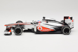 McLaren MP4-28 Mercedes #5 J. Button Vodafone McLaren F1 2013 Minichamps 1:18 530131805 Druckguss — Bild 3 von 7