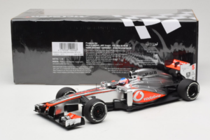McLaren MP4-28 Mercedes #5 J. Button Vodafone McLaren F1 2013 Minichamps 1:18 530131805 Druckguss — Bild 6 von 7