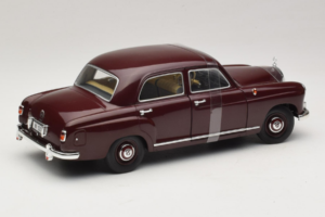 Mercedes 180 Ponton Dunkelrot Revell 1:18 08876 Druckguss — Bild 2 von 6