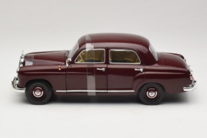 Mercedes 180 Ponton Dunkelrot Revell 1:18 08876 Druckguss — Bild 3 von 6
