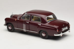Mercedes 180 Ponton Dunkelrot Revell 1:18 08876 Druckguss — Bild 5 von 6