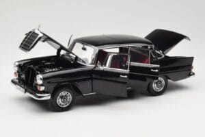 Mercedes 200 W110 Schwarz Norev 1:18 183574 Druckguss — Bild 2 von 8