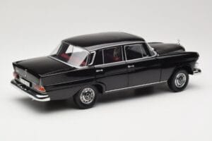 Mercedes 200 W110 Schwarz Norev 1:18 183574 Druckguss — Bild 3 von 8