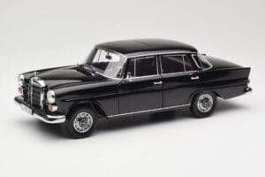 Mercedes 200 W110 Schwarz Norev 1:18 183574 Druckguss