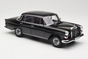 Mercedes 200 W110 Schwarz Norev 1:18 183574 Druckguss — Bild 6 von 8