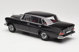 Mercedes 200 W110 Schwarz Norev 1:18 183574 Druckguss — Bild 7 von 8
