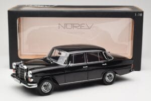 Mercedes 200 W110 Schwarz Norev 1:18 183574 Druckguss — Bild 8 von 8