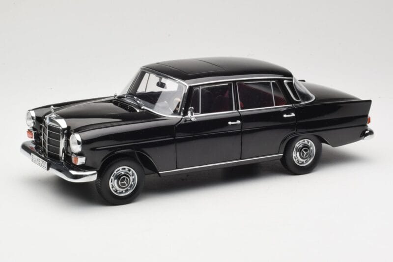 Mercedes 200 W110 Schwarz Norev 1:18 183574 Druckguss
