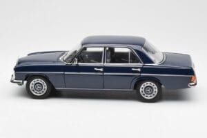 Mercedes 200 W114 Midnight Blau Händler Edition Norev 1:18 B66040694 Druckguss — Bild 4 von 8