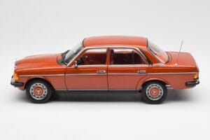 Mercedes 200 W123 English Rot Händler Edition Norev 1:18 B66040653 Druckguss — Bild 4 von 8