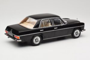 Mercedes 220D W115 Schwarz MCG 1:18 MCG18117 Druckguss — Bild 2 von 6