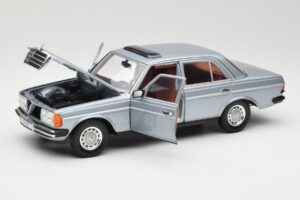 Mercedes 230E W123 Silber & Hellblau Revell 1:18 08407 Druckguss — Bild 2 von 8