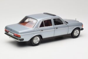 Mercedes 230E W123 Silber & Hellblau Revell 1:18 08407 Druckguss — Bild 3 von 8