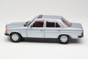 Mercedes 230E W123 Silber & Hellblau Revell 1:18 08407 Druckguss — Bild 4 von 8