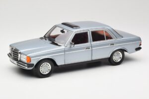 Mercedes 230E W123 Silber & Hellblau Revell 1:18 08407 Druckguss
