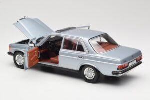Mercedes 230E W123 Silber & Hellblau Revell 1:18 08407 Druckguss — Bild 5 von 8