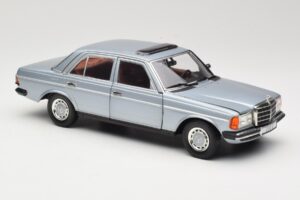 Mercedes 230E W123 Silber & Hellblau Revell 1:18 08407 Druckguss — Bild 6 von 8