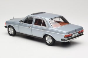 Mercedes 230E W123 Silber & Hellblau Revell 1:18 08407 Druckguss — Bild 7 von 8