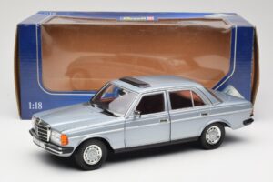 Mercedes 230E W123 Silber & Hellblau Revell 1:18 08407 Druckguss — Bild 8 von 8