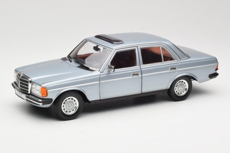 Mercedes 230E W123 Silber & Hellblau Revell 1:18 08407 Druckguss